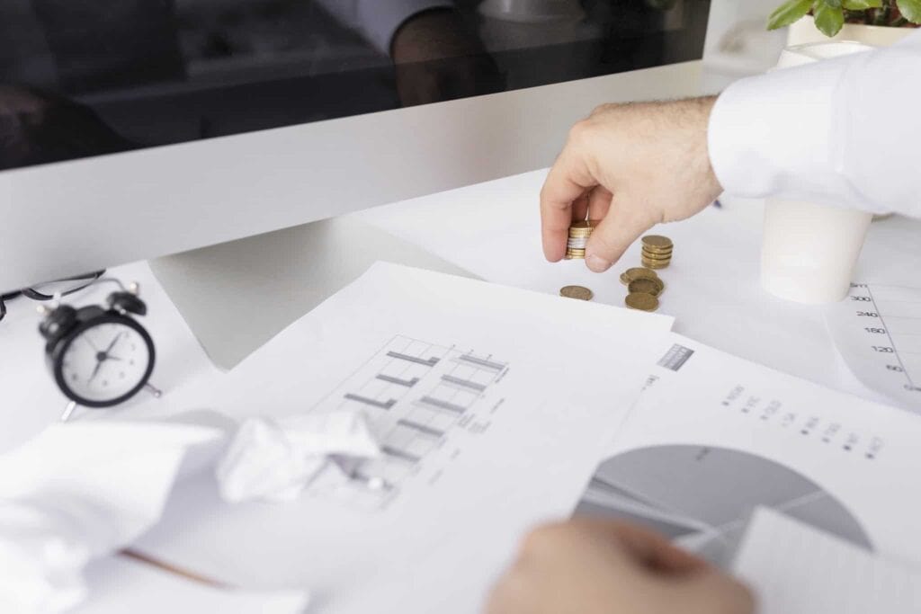 Úctovník pracujúci s financiami na stole pri počítači
