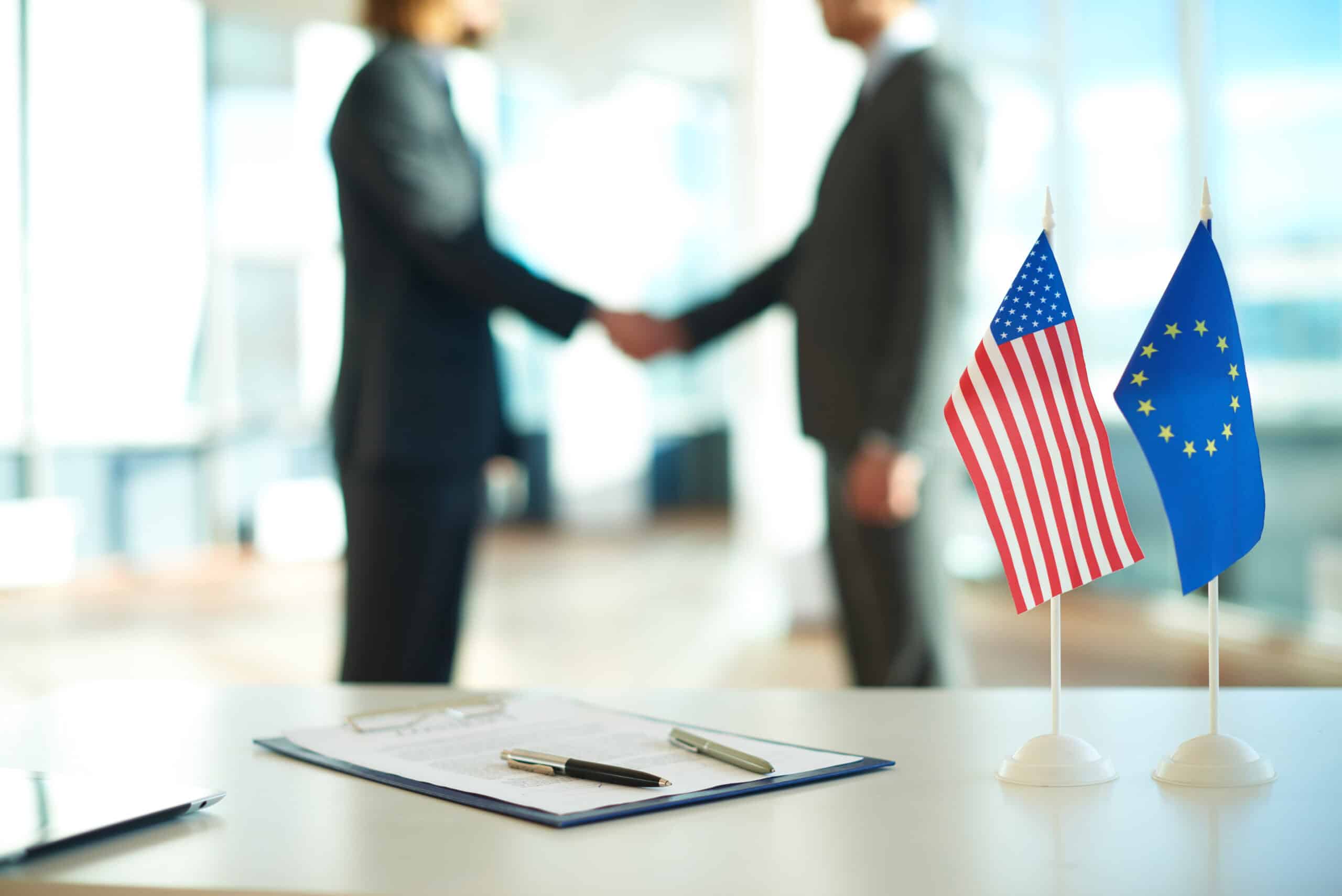 Amerika a Európa si podáva ruky.